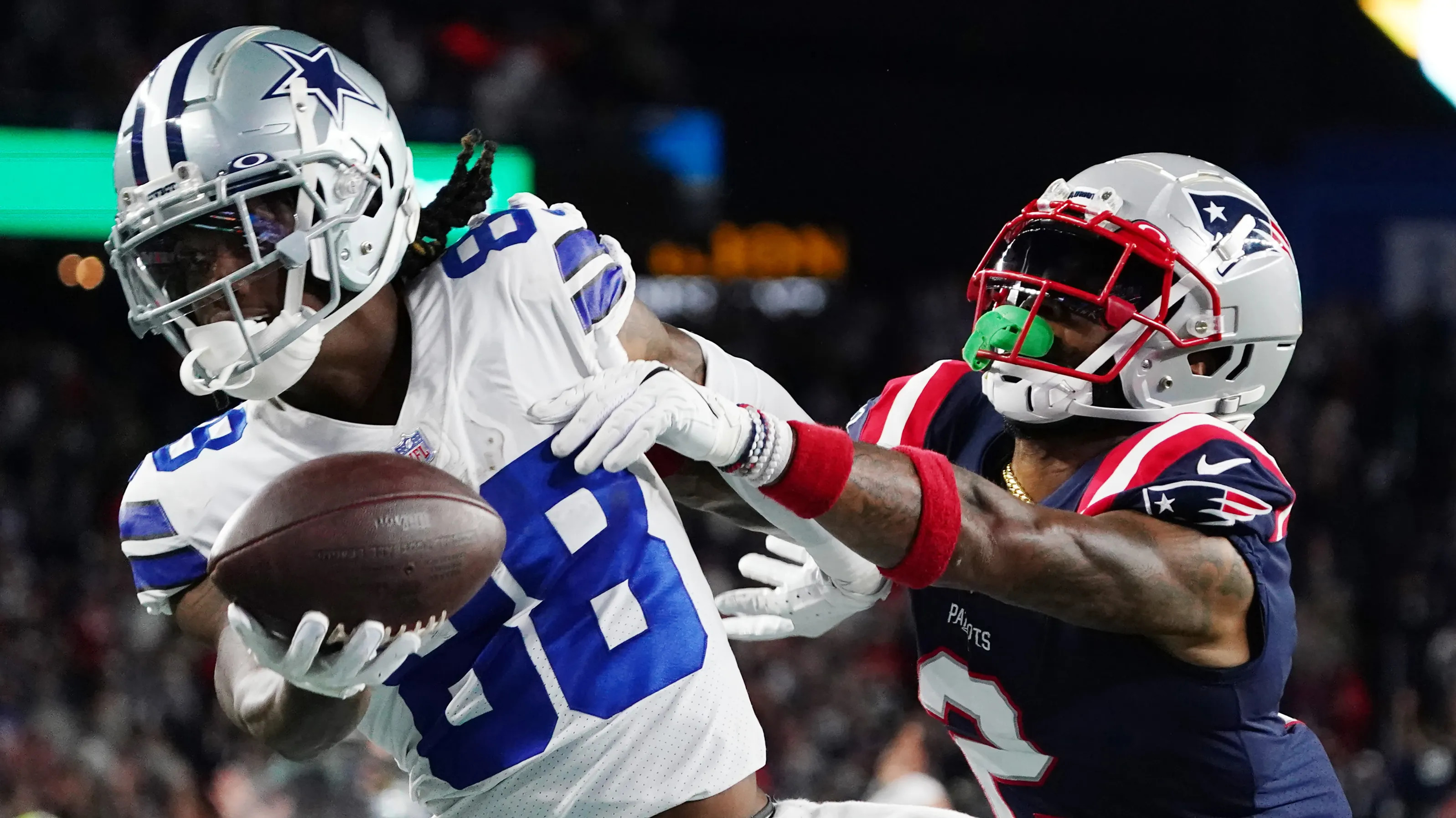 Dallas Cowboys WR CeeDee Lamb (88) Scores an Overtime Touchdown over New England Patriots cornerback Jalen Mills (2)